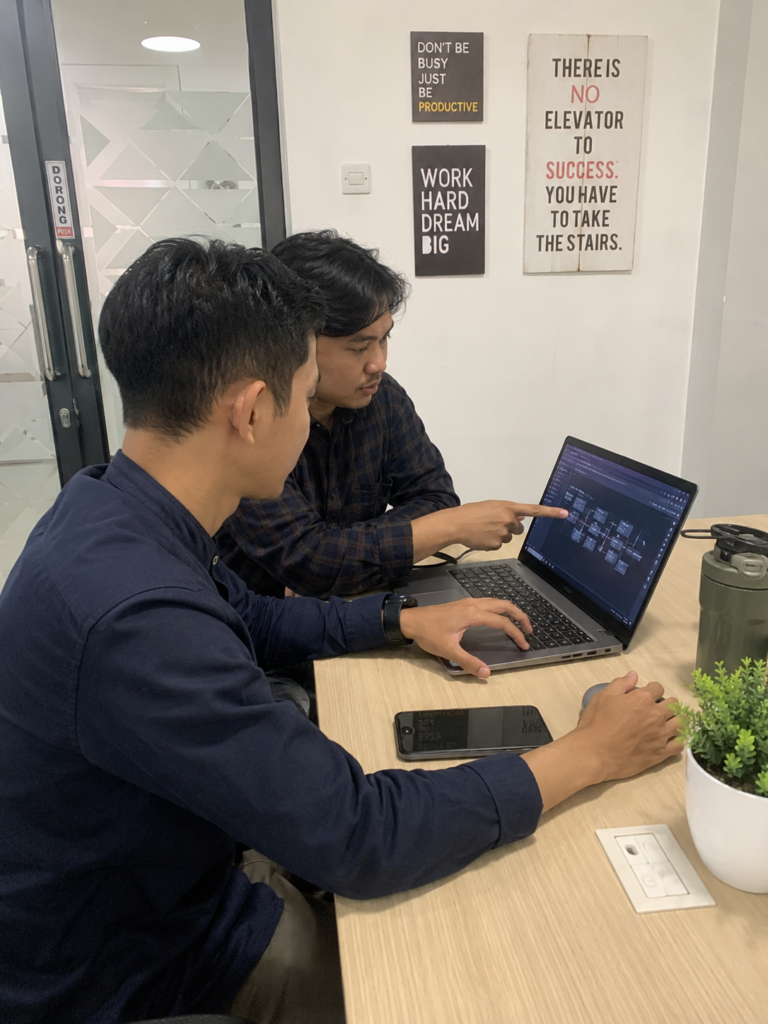 Tim pengembang software house di Lampung sedang diskusi proyek di kantor
