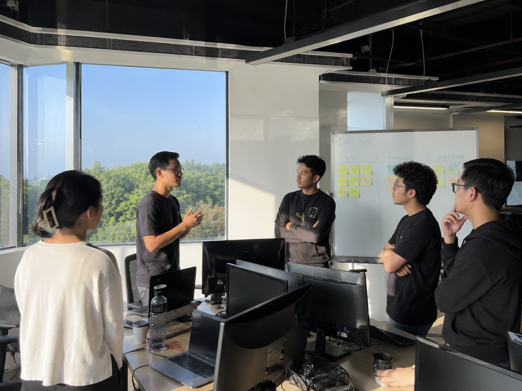Suasana diskusi tim teknis dalam pertemuan harian atau daily stand-up